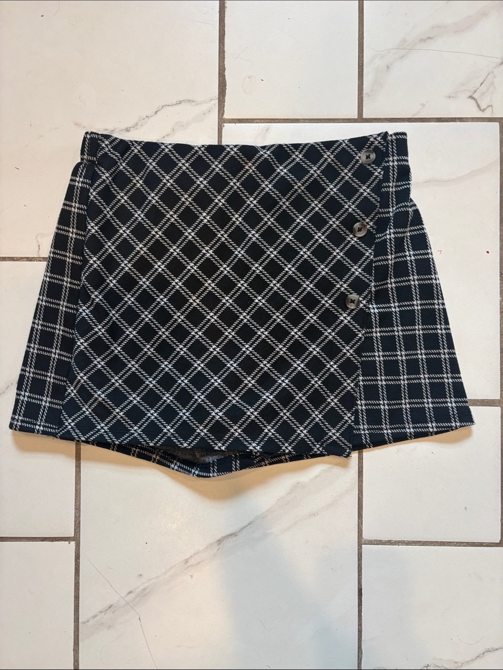 Y2K/ 90s Black and White Plaid Mini Skort with Side Button Detail - Size 14/16